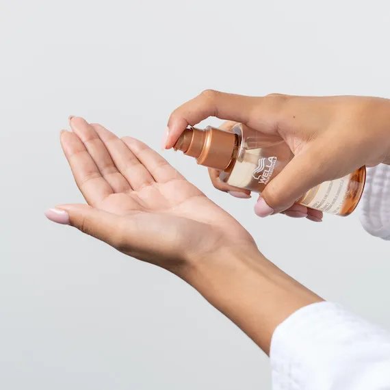 Model applies Ultimate Smooth Miracle Oil Serum