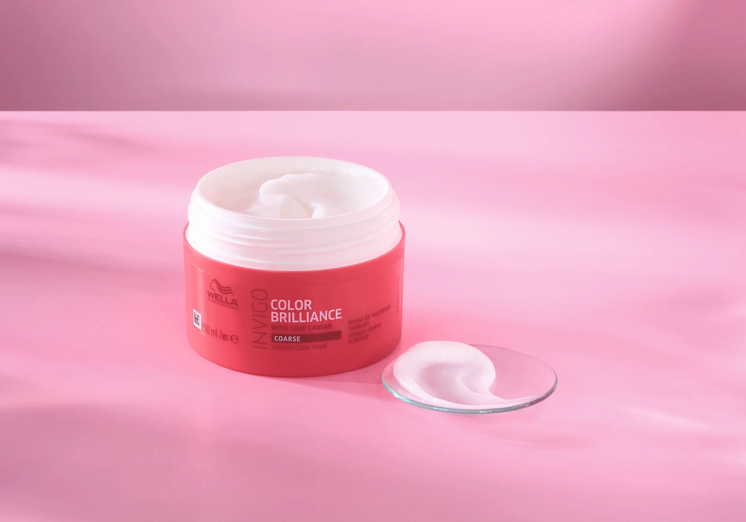 Invigo Color Brilliance Mask stands on a pink surface, accompanied by a sample beside it.