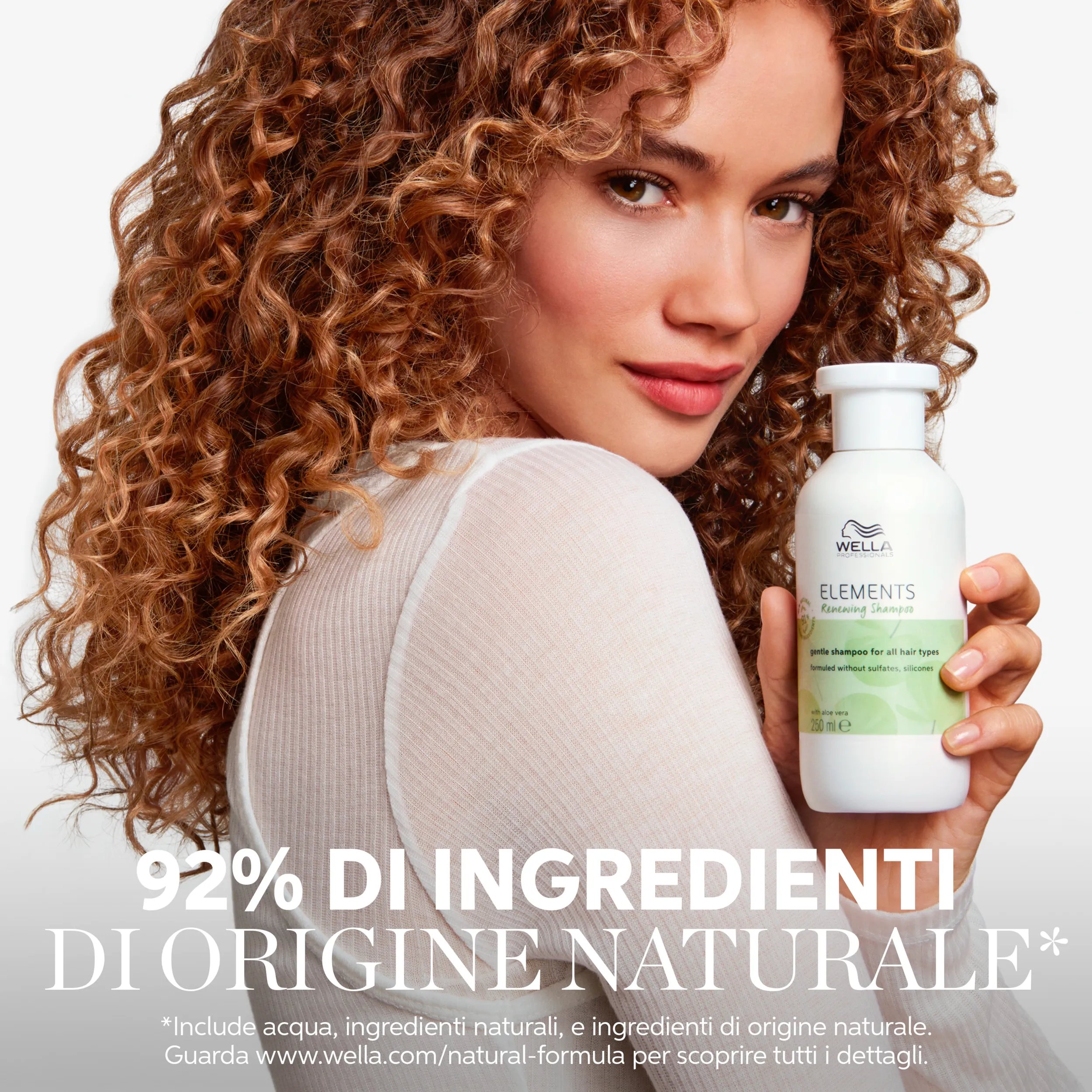 Immagine di una giovane modella con capelli ricci castani, con un testo sovrapposto che dice '95% di ingredienti naturali * *Comprende acqua, ingredienti naturali, e ingredienti tratti da sostanze naturali.  Per i dettagli, visitae www.wella.com/natural-formula 