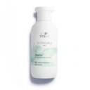 Un flacone bianco di Wella Professionals NutriCurls shampoo.