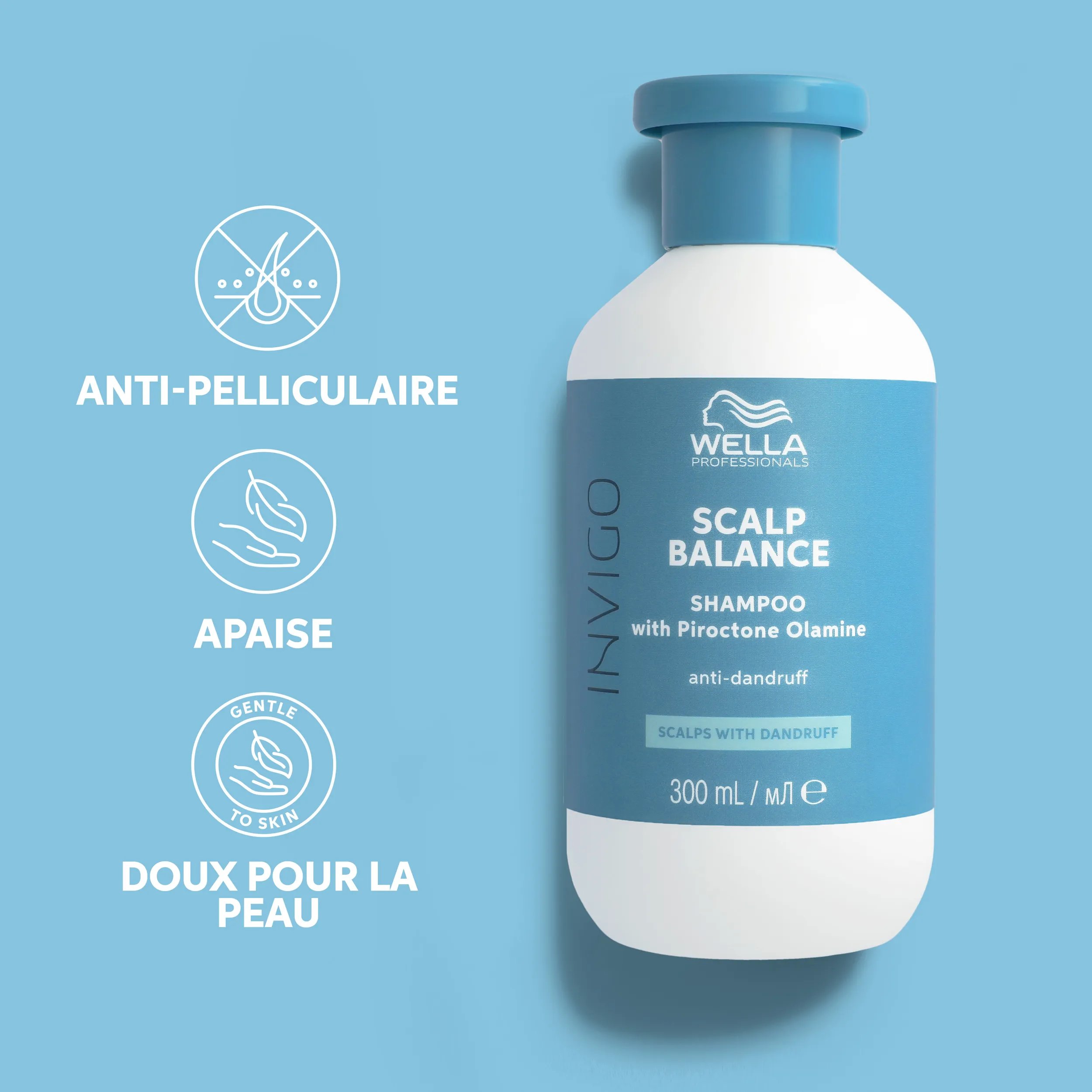 Photo d’une main tenant une bouteille de shampooing anti-pelliculaire Invigo Scalp Balance à côté d’un texte disant « apaisant, doux pour la peau, anti-pelliculaire »
