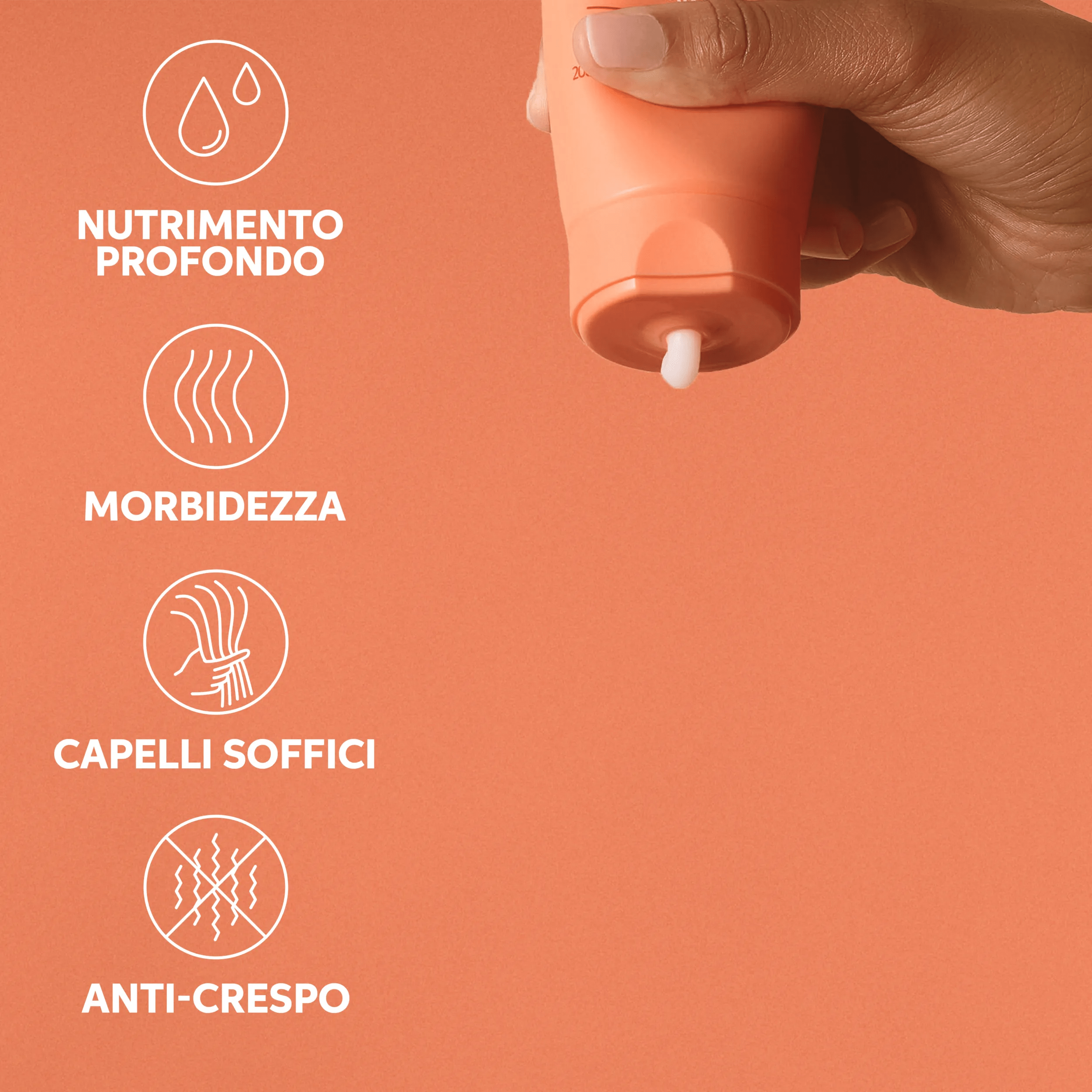 Una mano che tiene un tubo di prodotto Wella Professionals Invigo Nutri-Enrich, con icone che illustrano i benefici di nutrimento profondo, scorrevolezza, morbidezza, e anti-crespo.