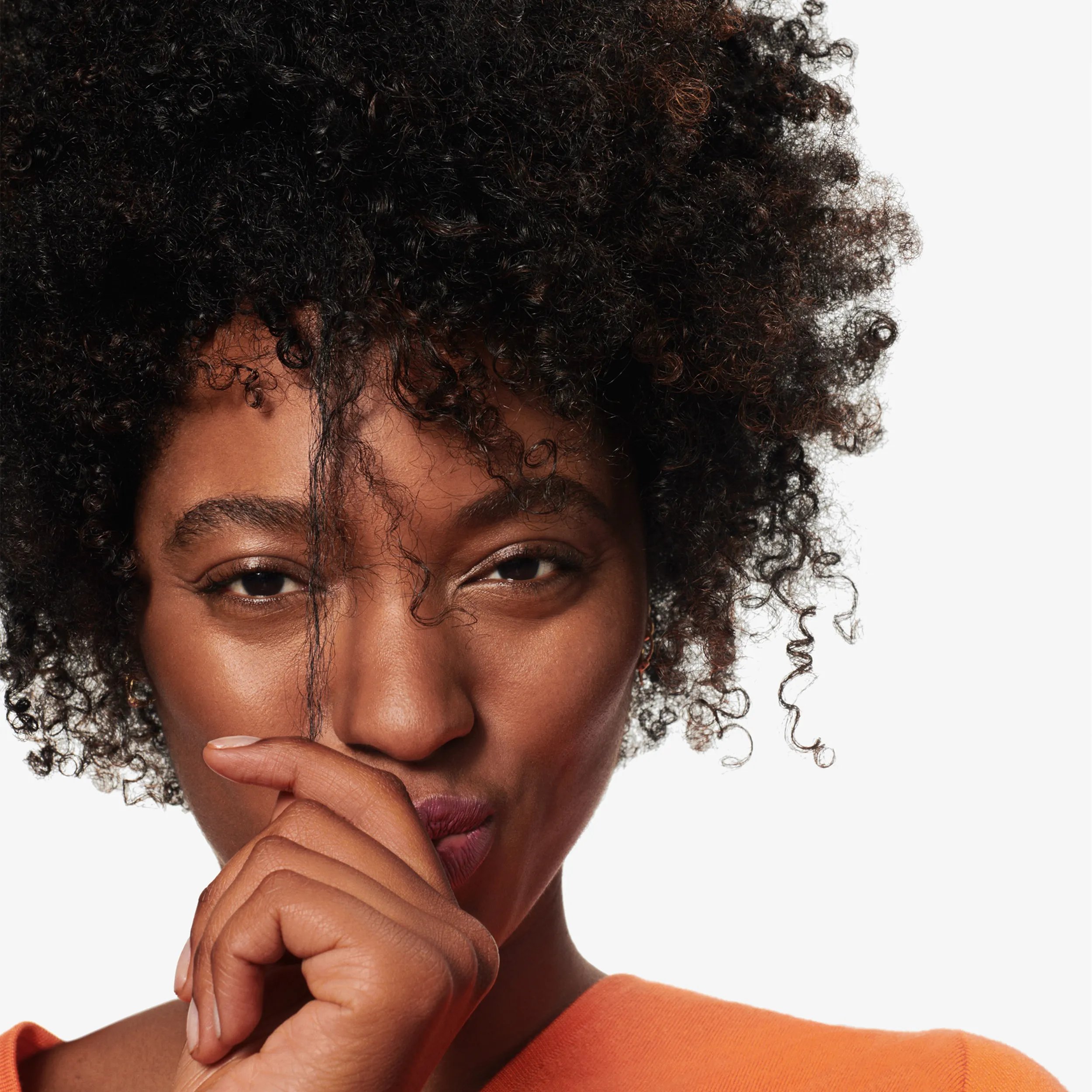Photographie d'une jeune femme mannequin avec des cheveux afro en bonne santé et étroitement enroulés, avec un texte superposé indiquant « nutrition instantanée ».

