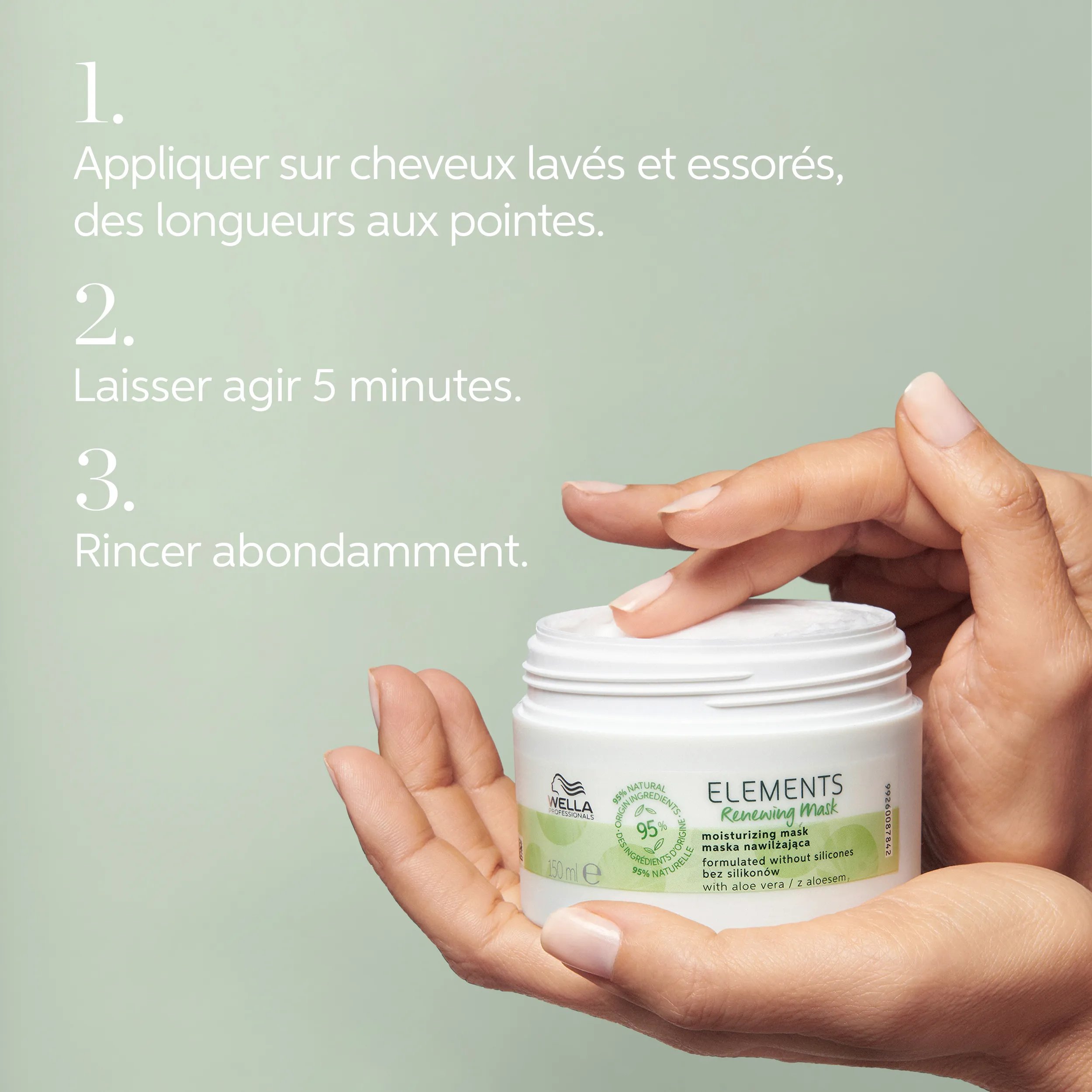 Texte détaillant la façon d’utiliser le masque régénérateur Elements en 3 étapes : le texte indique « 01, appliquer sur les longueurs et les pointes sur les cheveux propres et humides. 02, laisser agir pendant 5 minutes. 03, rincer abondamment », à côté d’une photo d’un mannequin qui fait tourner le produit à travers les cheveux bruns.