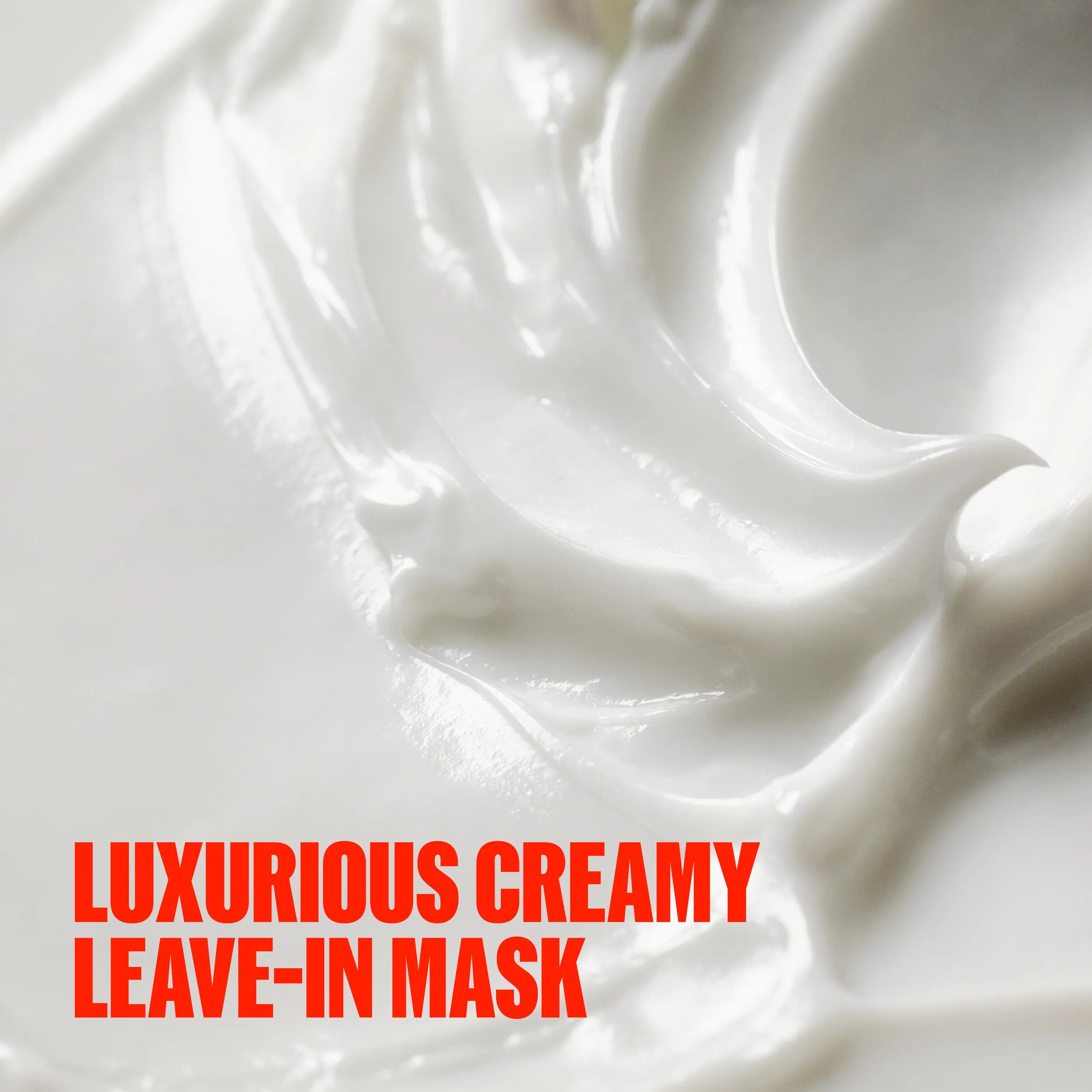 Imagem em close-up da máscara branca sem passar por água. A sobreposição de texto diz “Máscara cremosa luxuosa sem passar por água”.