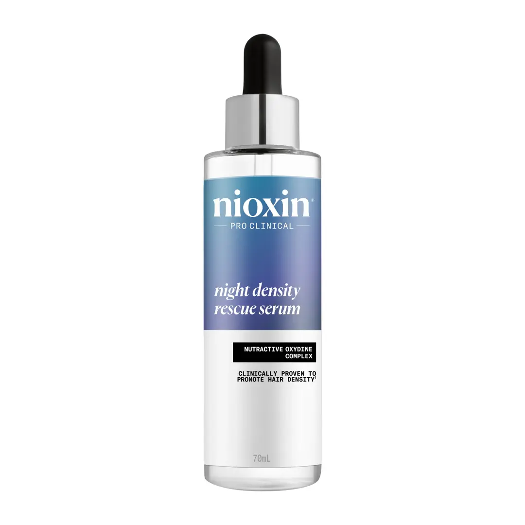 Flacone di Night Density Rescue Serum su sfondo bianco