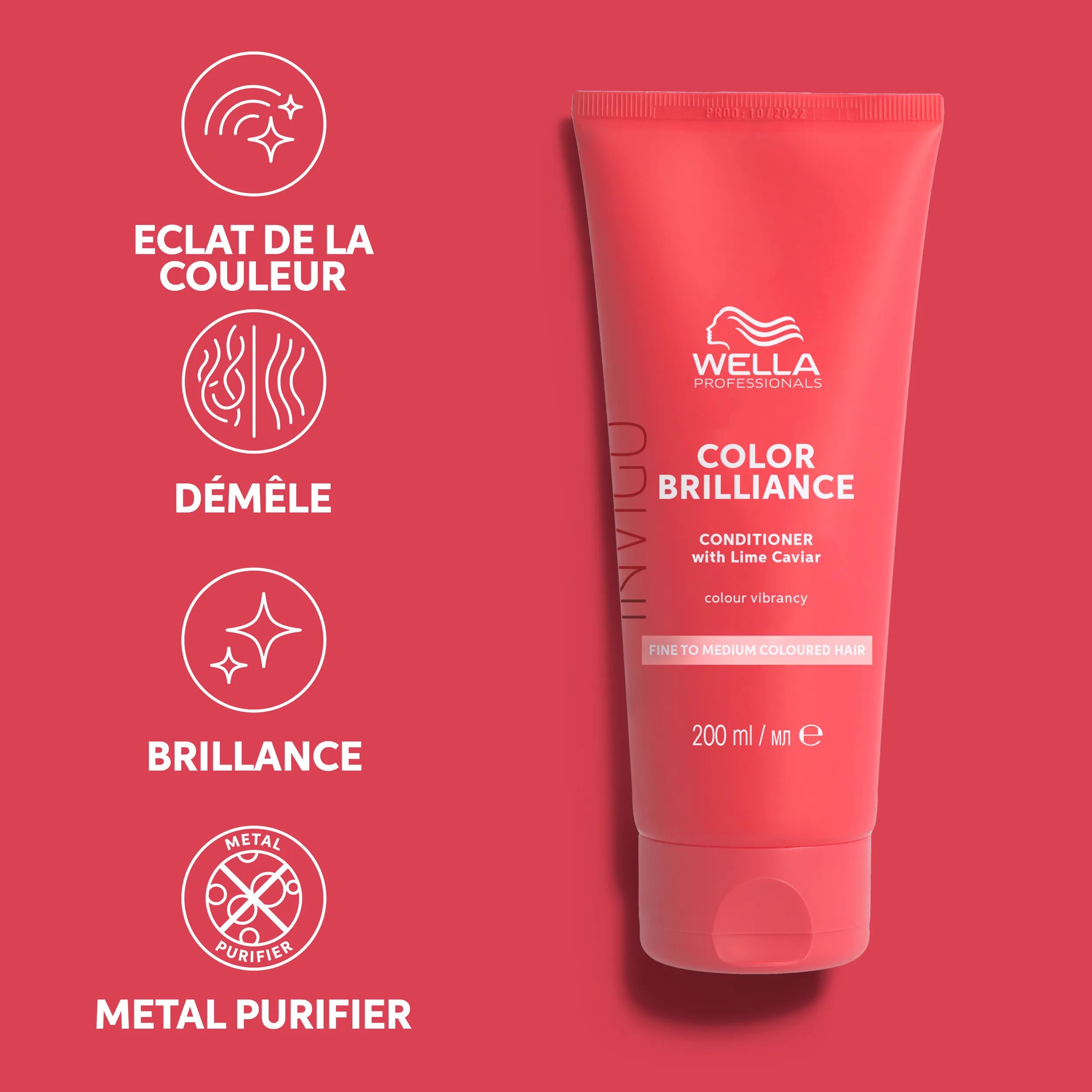 Photographie d'un bras de femme tenant un tube d'Invigo Brilliance Après-shampoing Color Brilliance, à côté d'un texte indiquant "éclat de couleur, démêlant, brillant et purificateur de métaux".