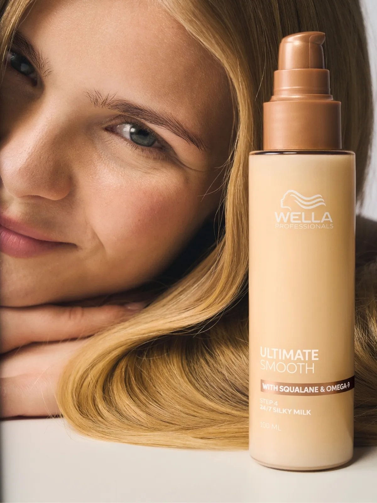 La modella posa accanto al Silky Milk ULTIMATE SMOOTH.