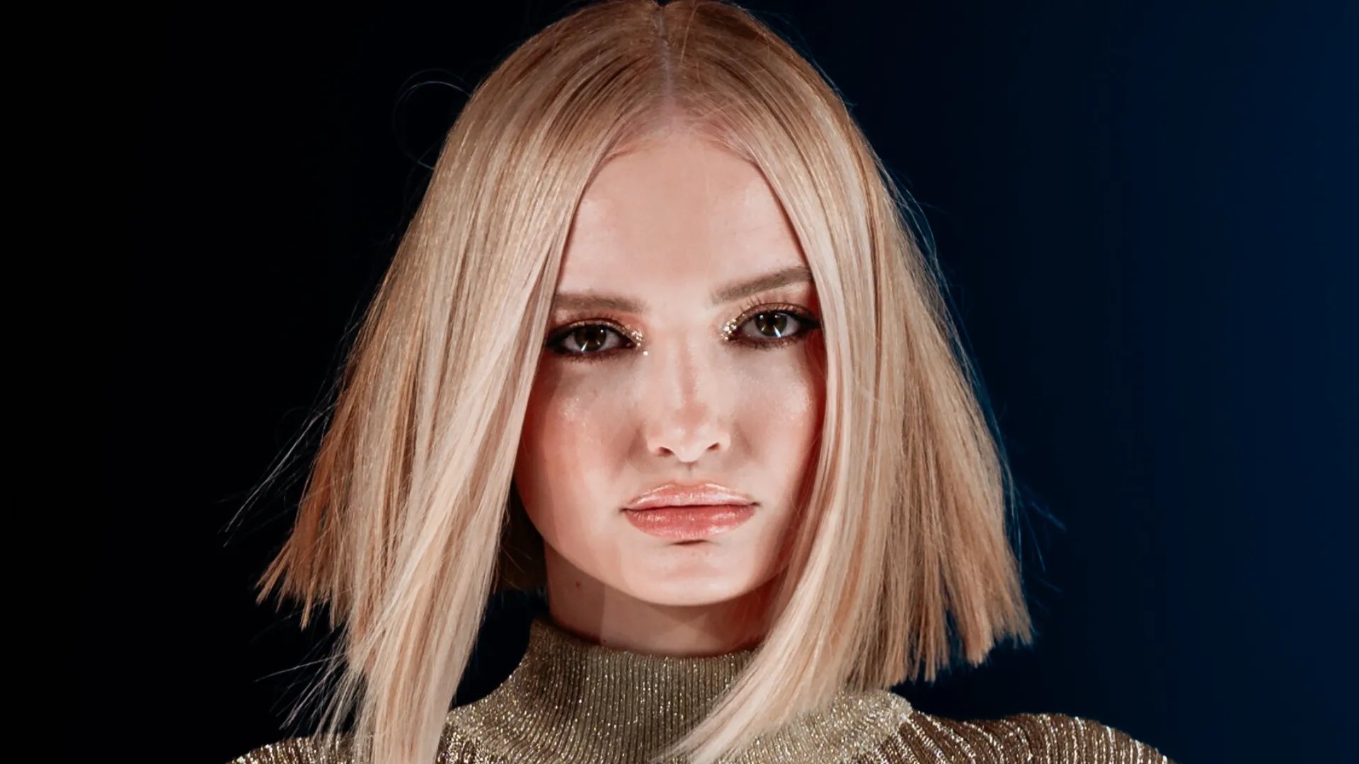 Model with choppy blonde bob haircut.