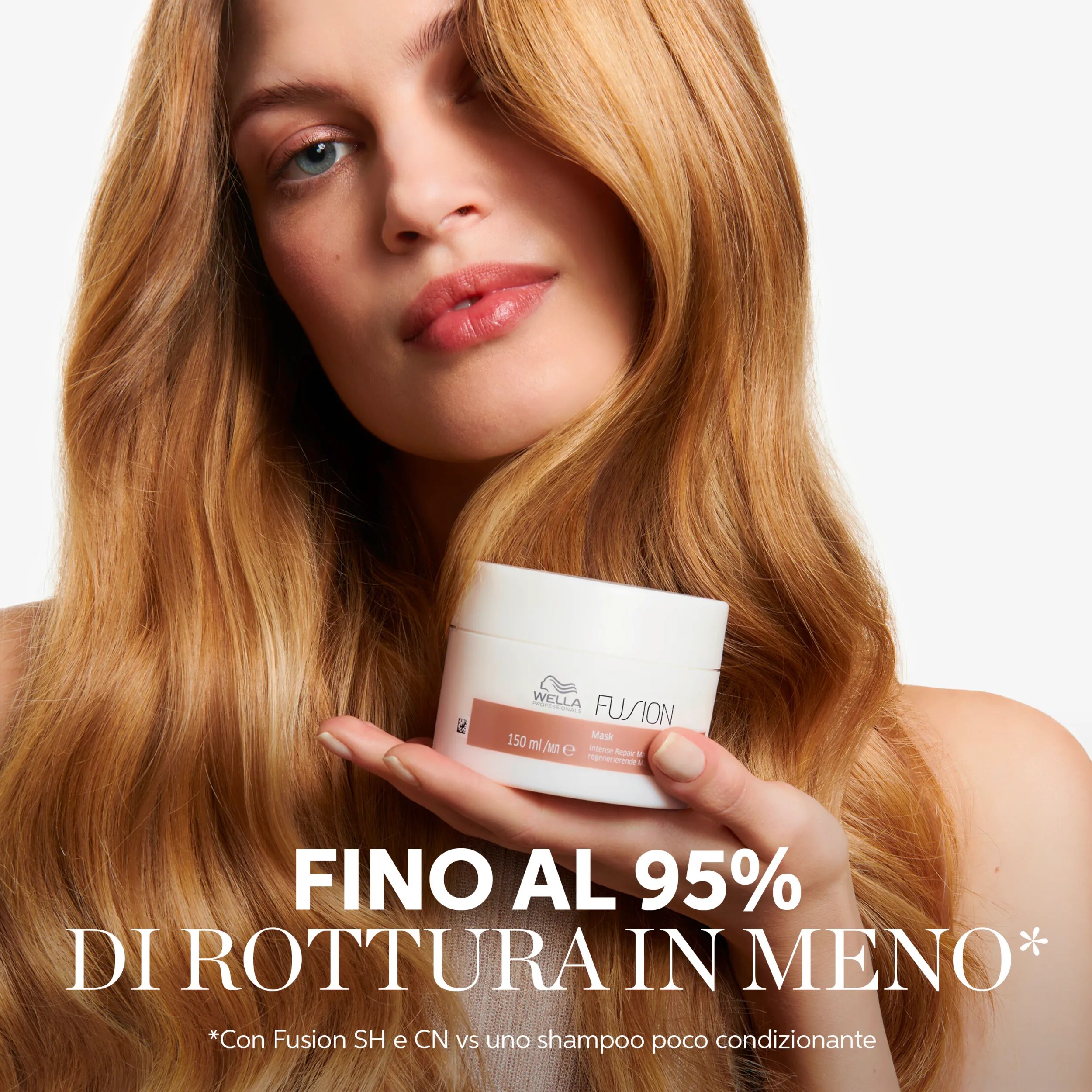 Immagine di una giovane modella con lunghi capelli biondo-pesca arruffati, con testo sovrapposto che dice ' Fino al 95% di resistenza in più contro la rottura*                                         *con l'uso di Fusion Shampoo, Conditioner e Mask rispetto ad uno shampoo non trattante.'