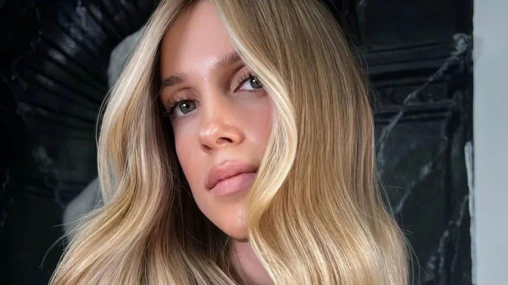 Model with long Old Money Blonde hair featuring lived-in roots.