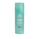 Bild einer blaugrünen Flasche „Invigo Volume Boost Crystal Mask“ von Wella Professionals.