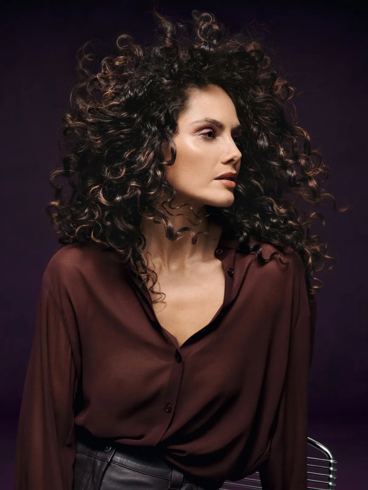 Before and after showing model’s dark brown hair looking glossier after using ULTIMATE COLOR Intense Miracle Leave-In Mask.