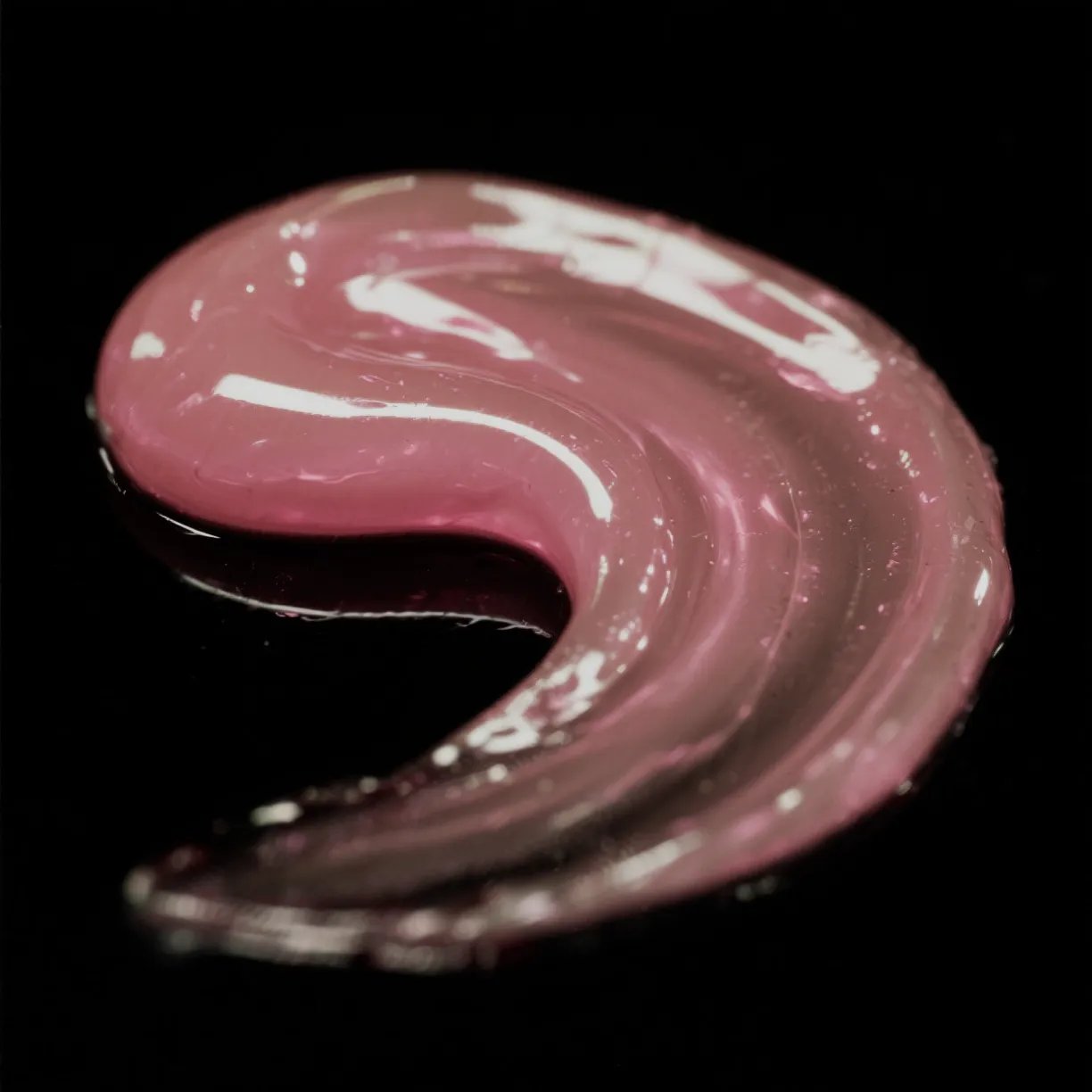 Primo piano di uno swatch di Cellophane Semi-Permanent Colour Gloss color oro rosa