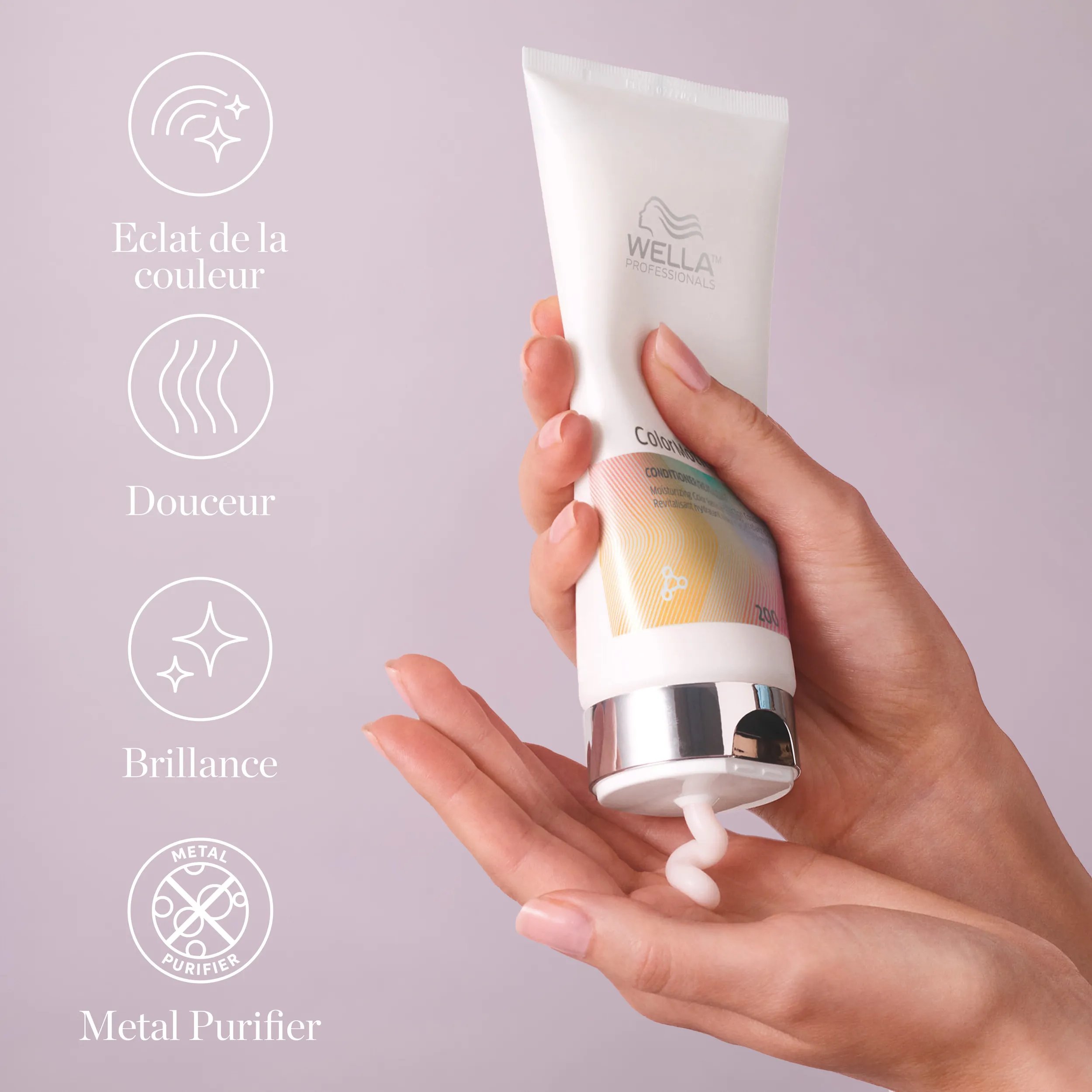 Photo d'une main tenant l'après-shampoing ColorMotion+ de Wella, à côté d'un texte indiquant "éclat de couleur, douceur, brillance et purification des métaux".
