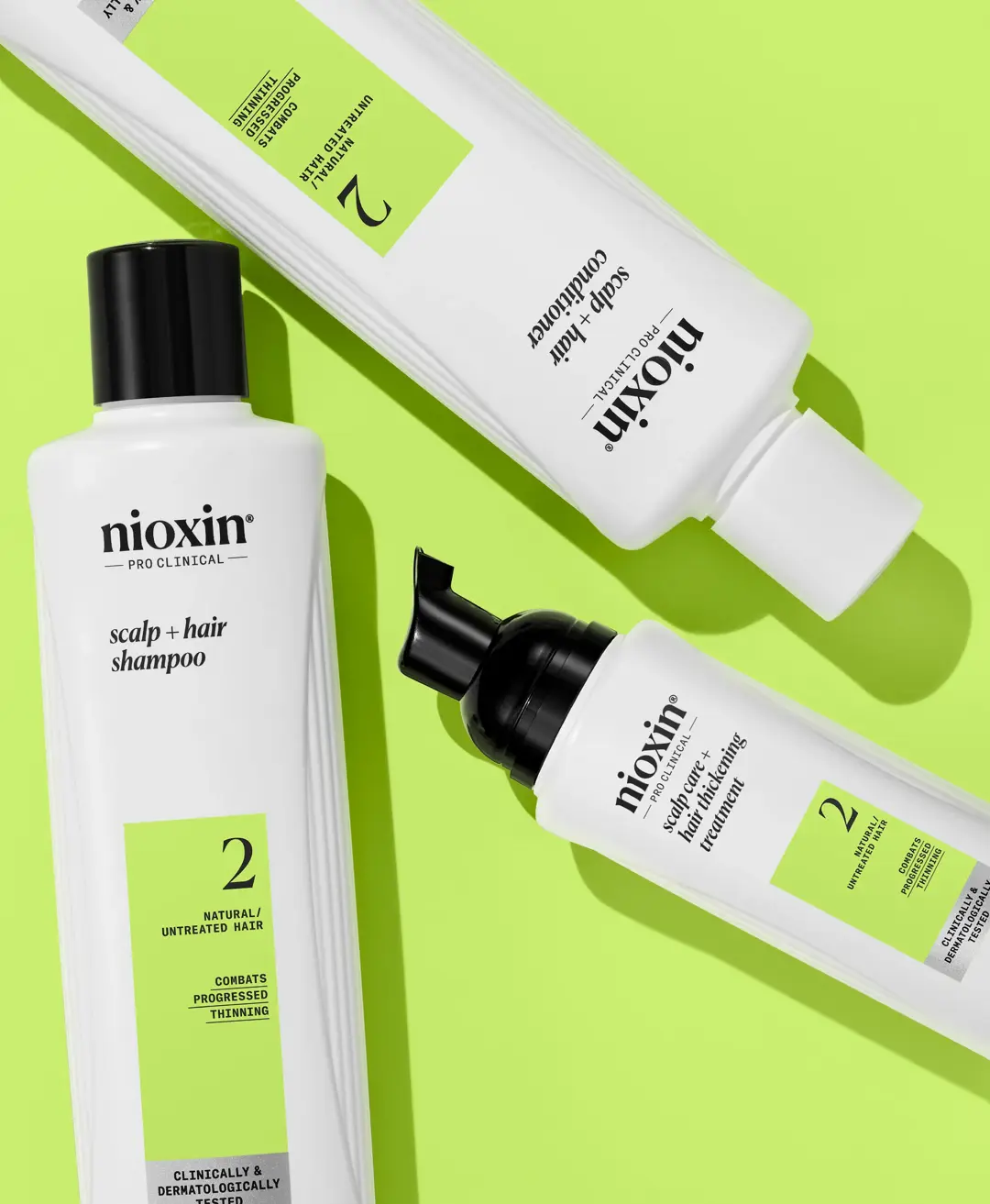 Prodotti del kit di sistema 2 di Nioxin su sfondo verde lime