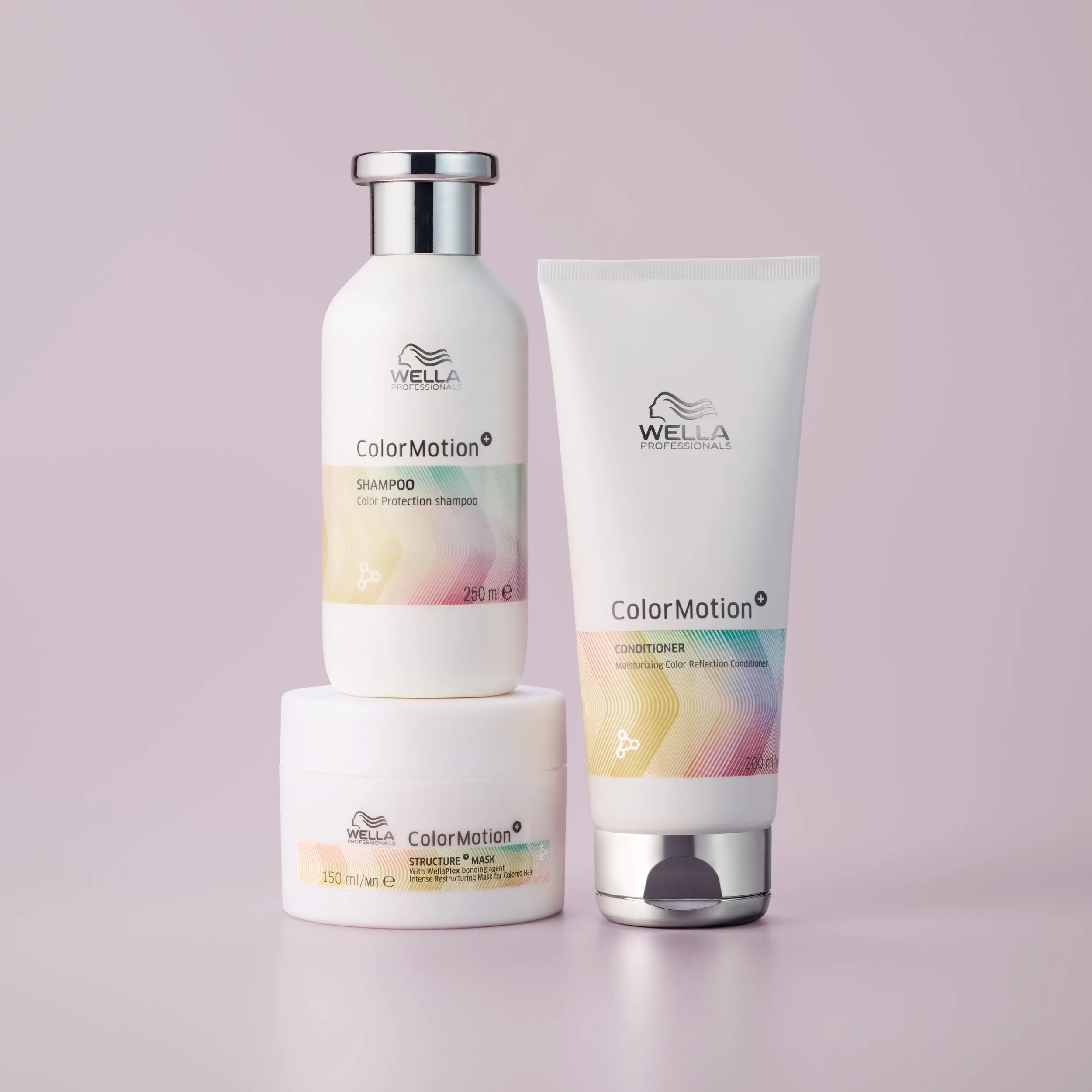 Productos Wella Professionals ColorMotion+ sobre un fondo morado.