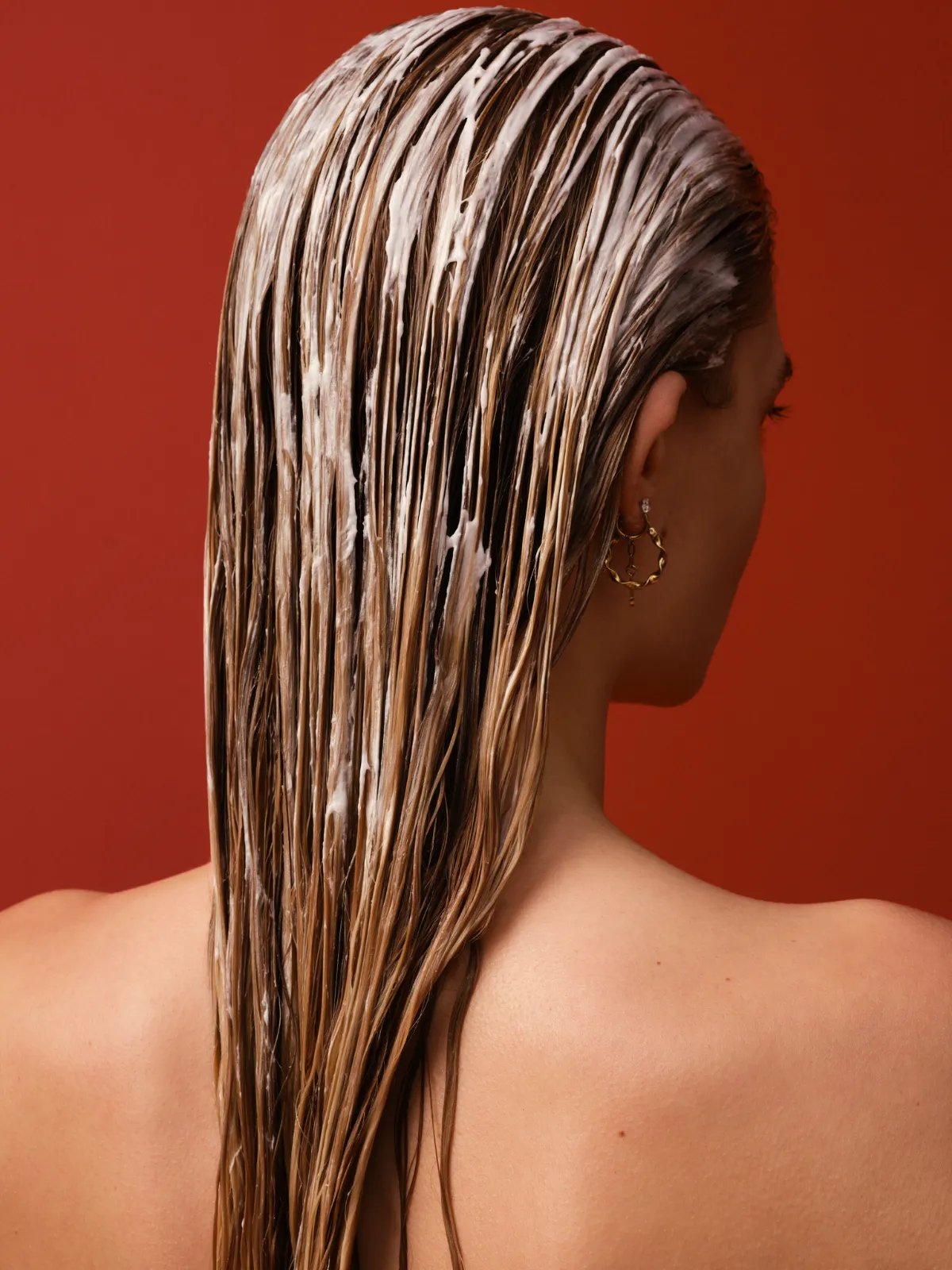 ULTIMATE REPAIR Mask combed through wet hair.