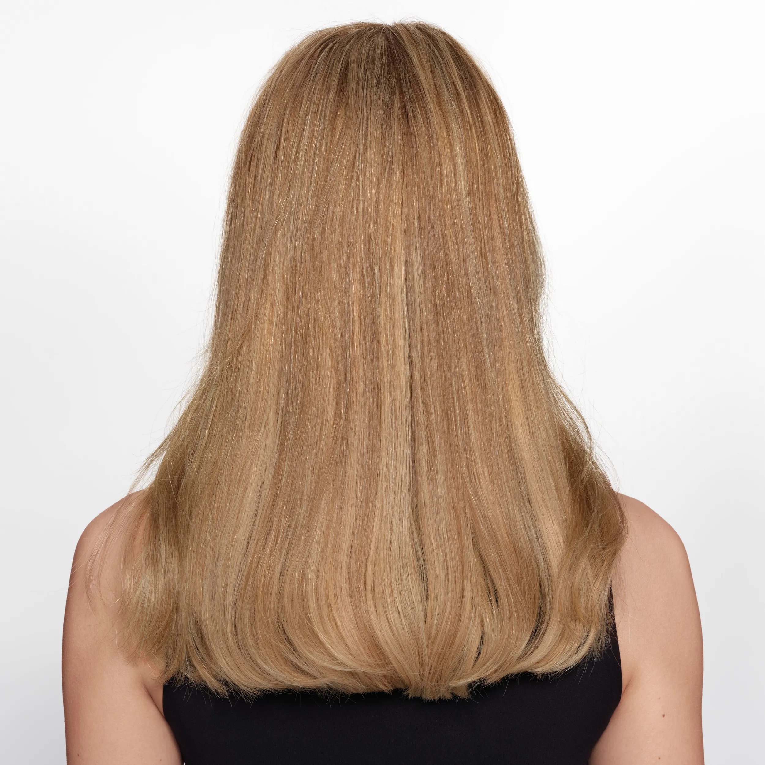 Rückansicht einer Person mit langem, glattem, dunkelblondem Haar vor weißem Hintergrund. Das Haar fällt bis über die Schultern und ist an den Spitzen leicht nach innen geschwungen.