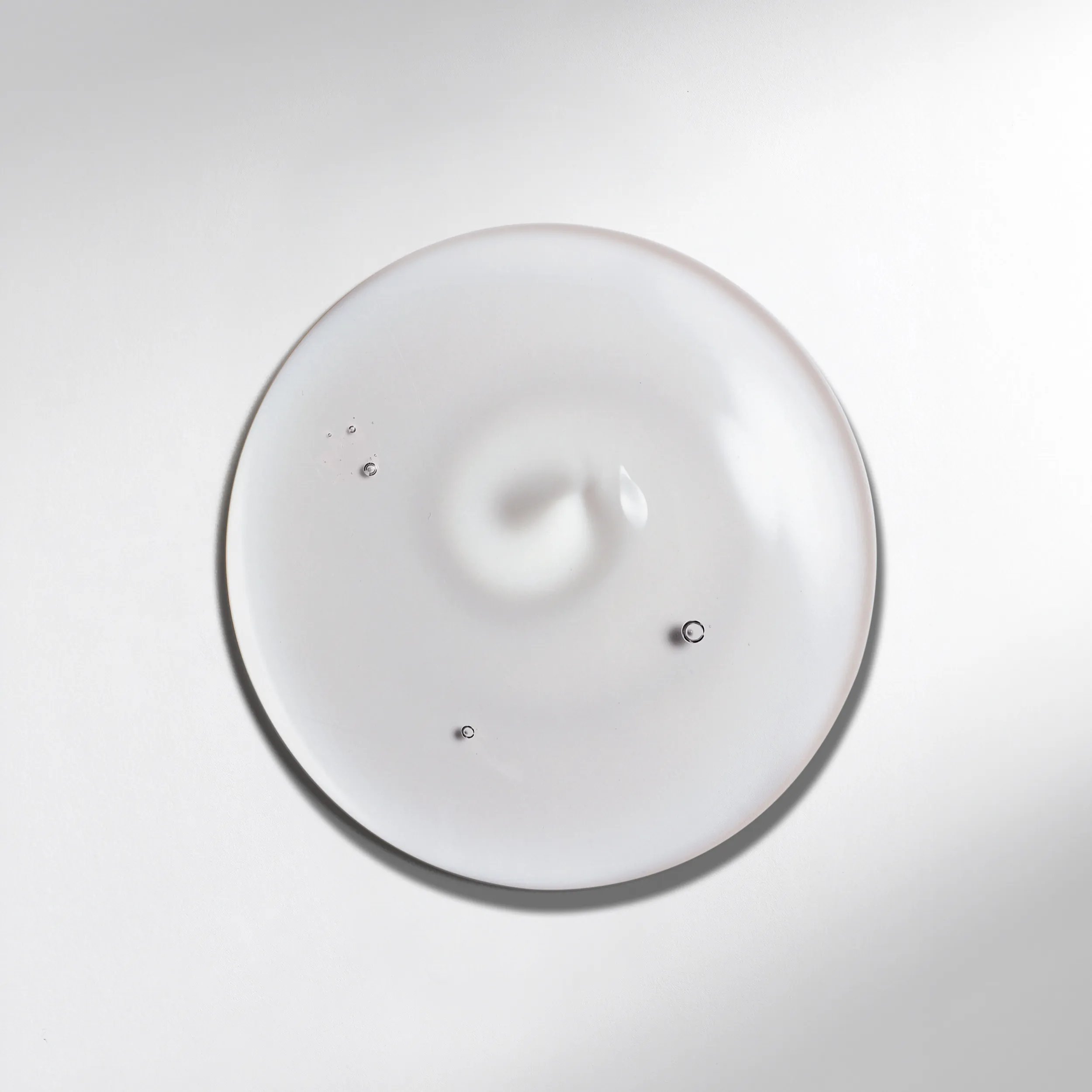 Einen Tropfen der Shampootextur von ULTIMATE SMOOTH Shampoo.