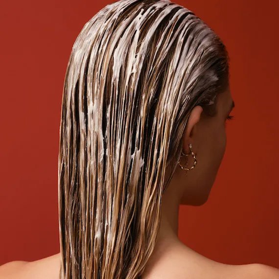 ULTIMATE REPAIR Mask combed through wet hair.