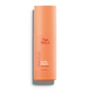 Packshot de Wella Professionals Invigo Nutri-Enrich Wonder Balm - un bote de color naranja melocotón con letras blancas y rojas y el logotipo rojo de Wella.