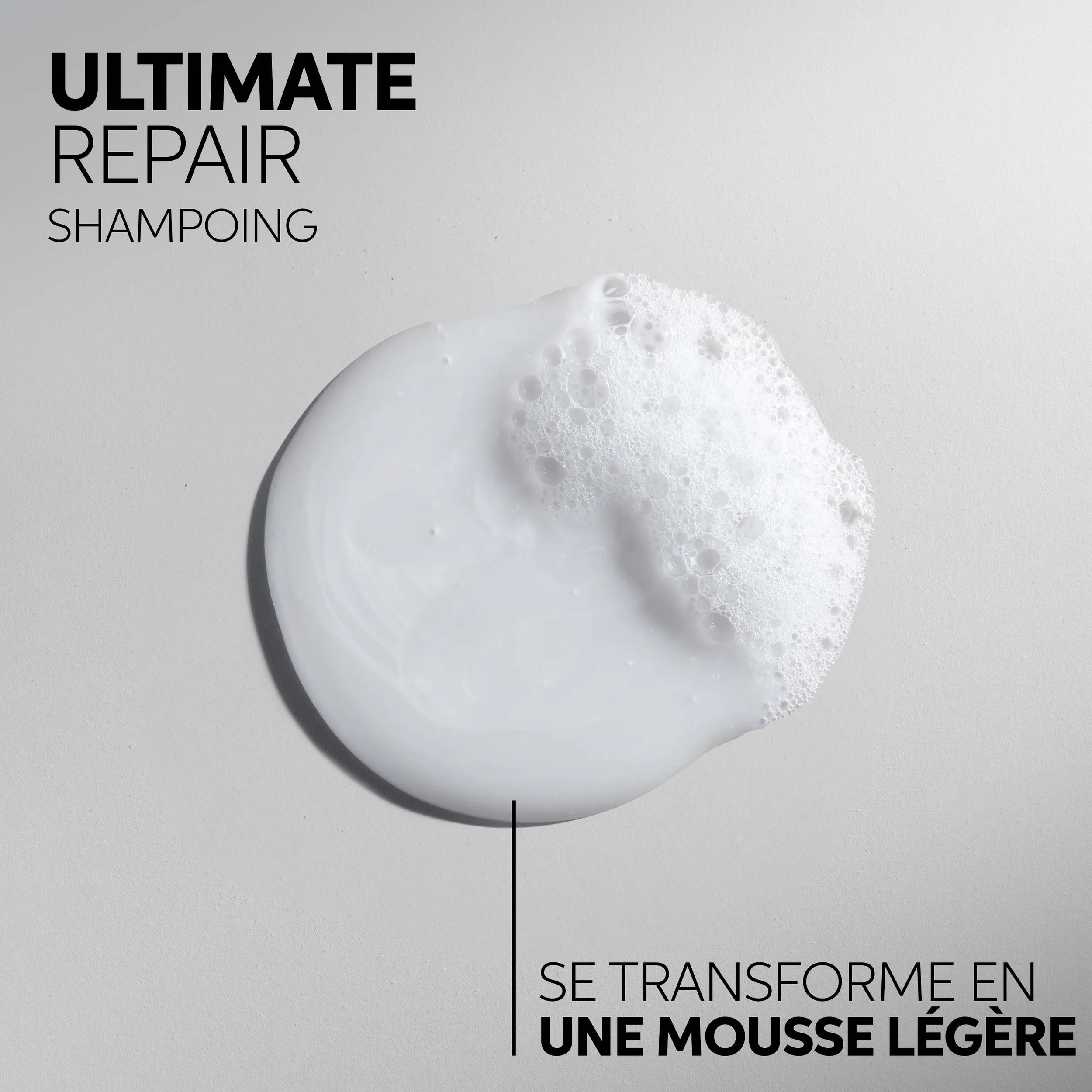 Une goutte de shampoing Ultimate Repair. Le texte se lit comme une mousse légère.