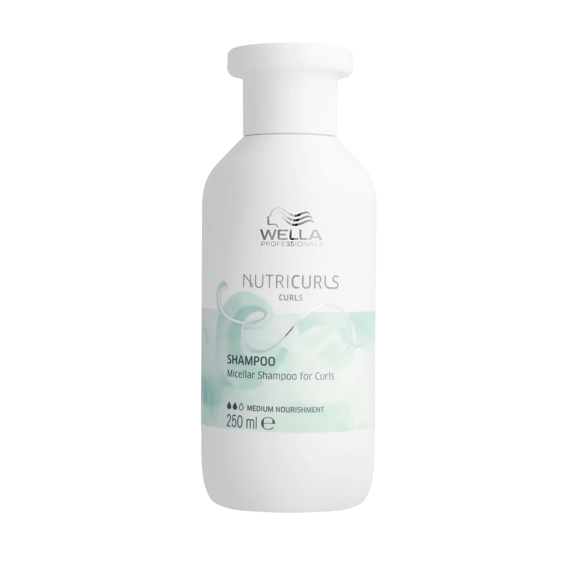 Un flacon blanc de shampooing Wella Professionals NutriCurls.