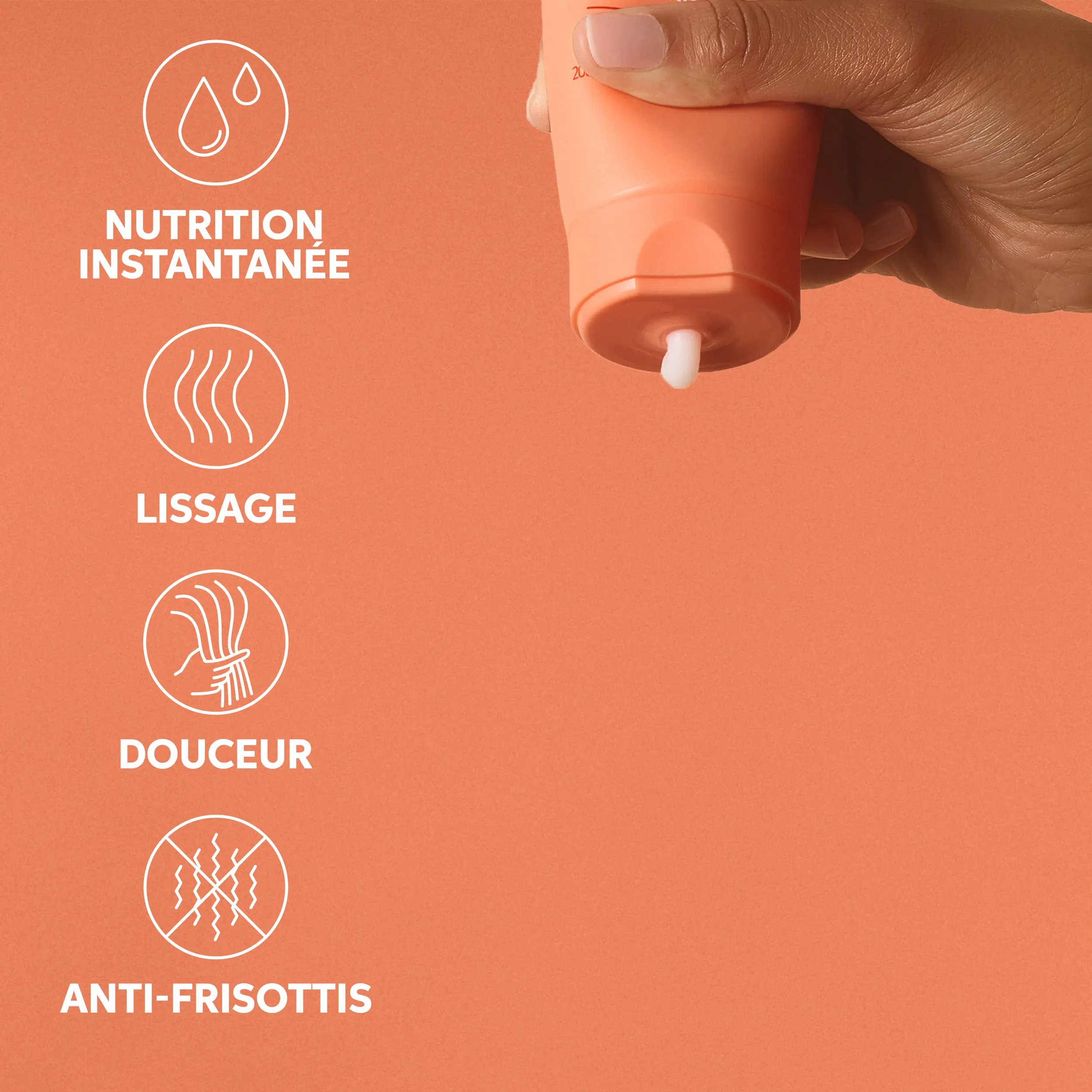 Photographie d'une femme tenant dans son bras la crème Nutri-Enrich Frizz Control d'INVIGO, avec des gouttes de produit capillaire sur le bras, à côté d'un texte indiquant "deep nourishment, smoothness, anti-frizz & shine" (nourriture en profondeur, douceur, anti-frisottis et brillance).
