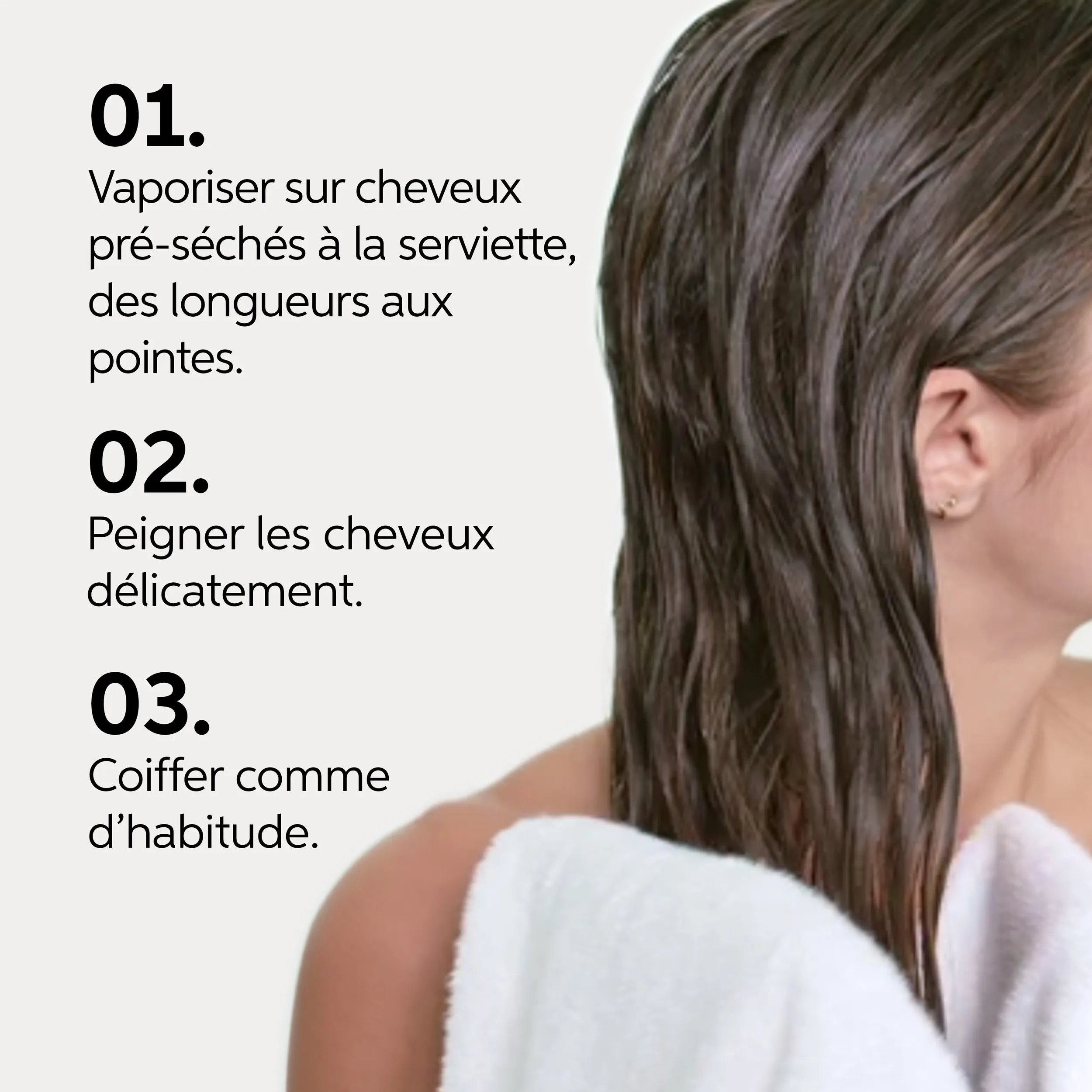 Texte détaillant l'utilisation du spray sans rinçage INVIGO Brilliance en 3 étapes : le texte indique "01, vaporiser sur les mi-longueurs et les pointes des cheveux humides. Ne pas rincer. 02, peigner délicatement. 03, coiffer comme d'habitude", à côté d'une photo d'un mannequin séchant ses cheveux bruns humides avec une serviette.