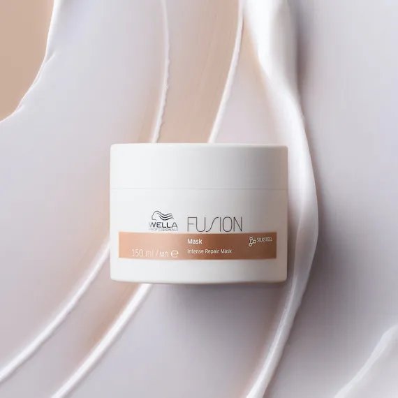 Tub of Fusion Mask, which intensively repairs and proects against breakage.