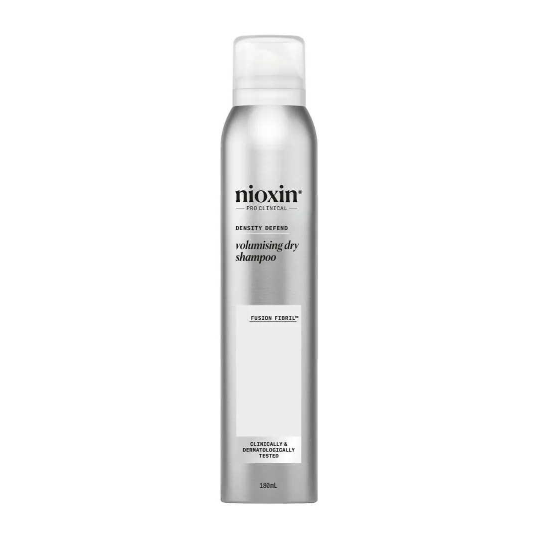 Flacone di Nioxin Volumising Dry Shampoo su sfondo bianco