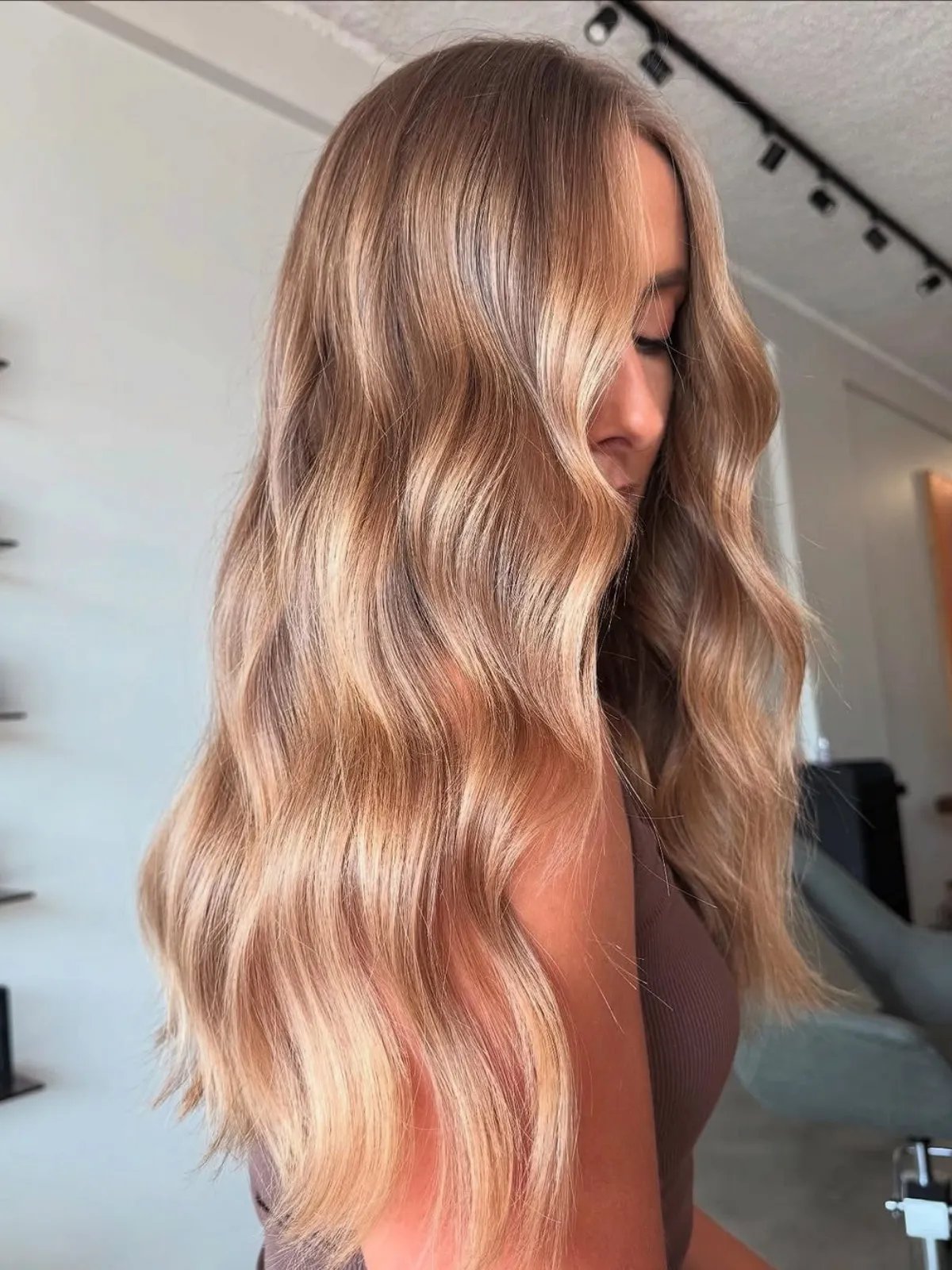 WellaPro_Blog_2025_DarkBlondeHairColor_image3